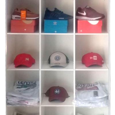 Kit Expositor com Colméias Estante Cabideiros e Balcões