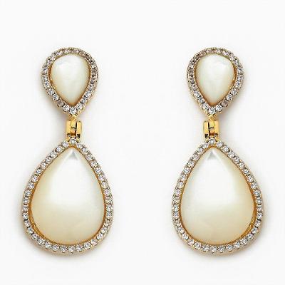 Brinco Cravejado Zircônia eMadreperola Banhado Ouro 18k Cristal