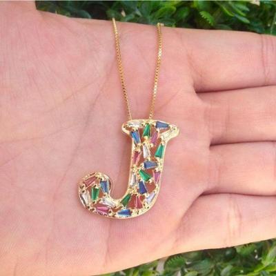 Gargantilha Letra Inicial 3cm Com Pedras Coloridas Banhado A Ouro
