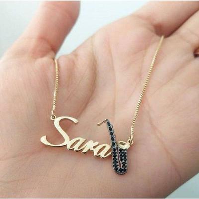 Gargantilha Manuscrito Saxofone Cravejado Banhado A Ouro