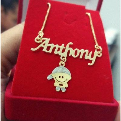 Gargantilha Manuscrito Com Pingente Menino(a) Detalhes Em Rhodium Banhado A Ouro