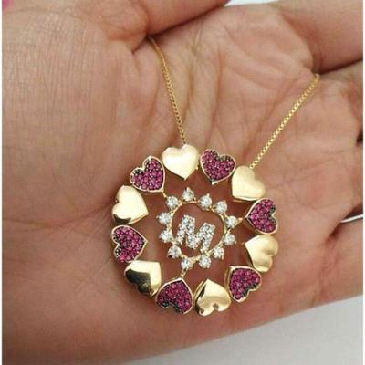 Gargantilha Mandala Inicial Com Bordas Com Corações Lisos E Cravejados Zircônias Rubi Banhado A Ouro