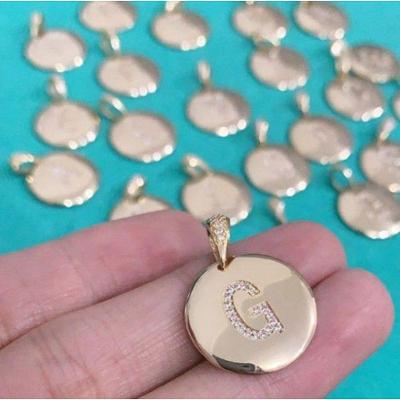 Pingente Medalha Letra Inicial Cravejada Banhado A Ouro