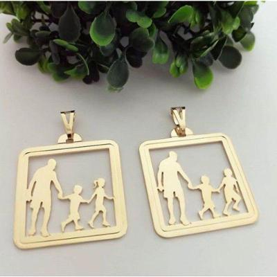 Pingente Medalha Pai E Filhos Banhado A Ouro