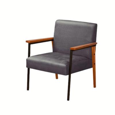 Poltrona Fontana Veludo Cinza Base Em Metal Preto E Madeira