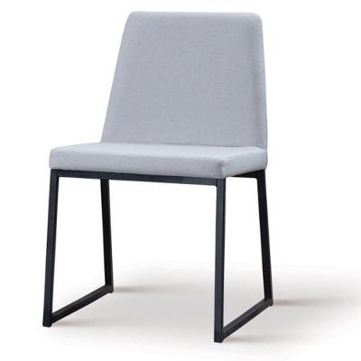 Cadeira Yanka Daf Móveis Multilaminada Revestida Com Espuma D28 Gelo Base Aço Carbono Preto