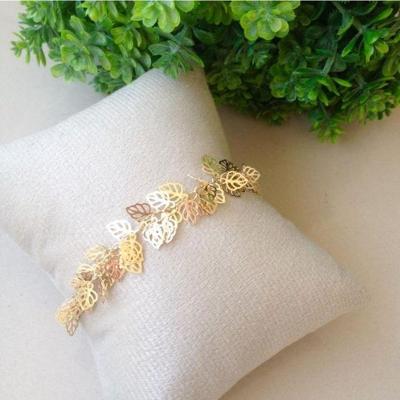Pulseira Com Várias Folha E Ponto De Luz Banhada A Ouro