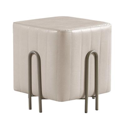 Puff Realeza Decorativo Com Couro Pérola E Pés Champanhe