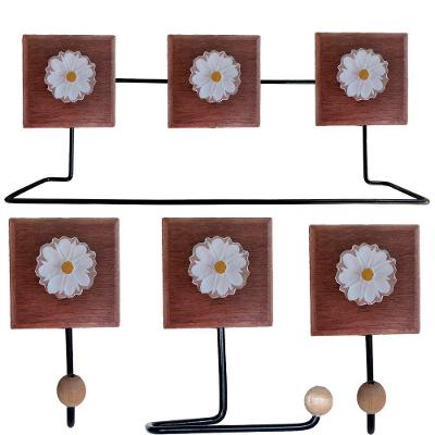Kit Banheiro Com 2 Toalheiros + Porta Papel Higiênico + Toalheiro Rustico Artesanal Flores Coloridas 3d Cor Branco