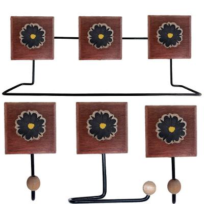 Kit Banheiro Com 2 Toalheiros + Porta Papel Higiênico + Toalheiro Rustico Artesanal Flores Coloridas 3d Cor Preto