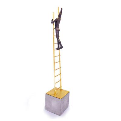 Escultura Decorativa Homem Escada Em Poliresina Preto-dourado 46,5 Cm F04 - D'rossi