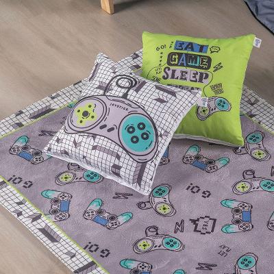 Kit Tapete Estampado Com Capas De Almofadas 3 Peças Game Juvenil 100% Poliéster.