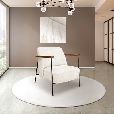 Poltrona Sala De Estar Pés Em Ferro Preto Braço Madeira Maciça 86cm Thane Bouclê Off White