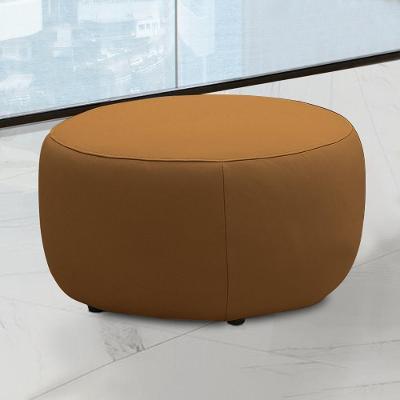 Puff Decorativo Mariele Sala De Estar Pés Em Madeira Couro Caramelo G88 - Gran Belo