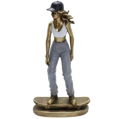 Escultura Decorativa Skatista Mulher Estatueta Resina 26cm