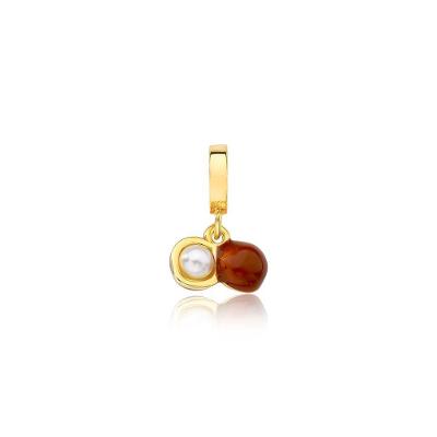 Charm Macadâmia Pequena Esmaltada Com Pérola E Revestimento Ouro