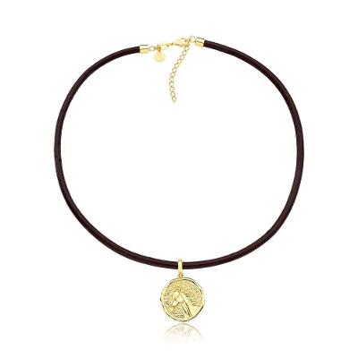 Colar Em Couro Natural Com Medalha Cavalo Revestida Em Ouro Medida 40cm