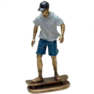 Estatueta Decorativa Skatista Skate Escultura Em Resina 27cm
