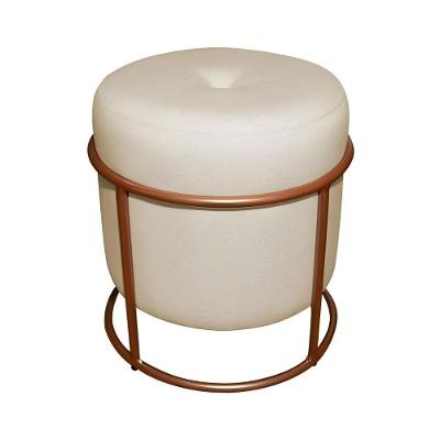 Puff Decorativo Redondo Para Sala Argola Pérola Bege Base Pés bronze tecido veludo