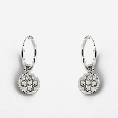Brincos Argola Com Chapinha Com Desenho De Flor Prata 925