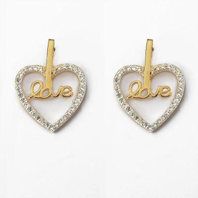 Brinco Coração Cravejado De Zircônia Com A Descrição Love Banhado Em Ouro 18k