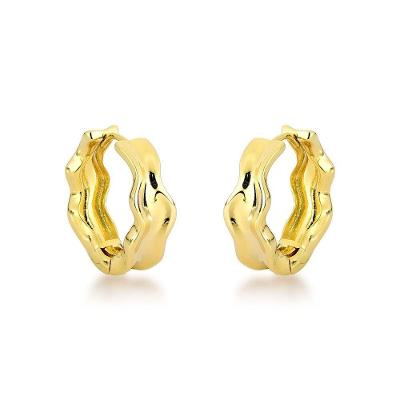 Brincos De Argola Ondulados: Banho De Ouro 18k - Joia Moderna E Elegante