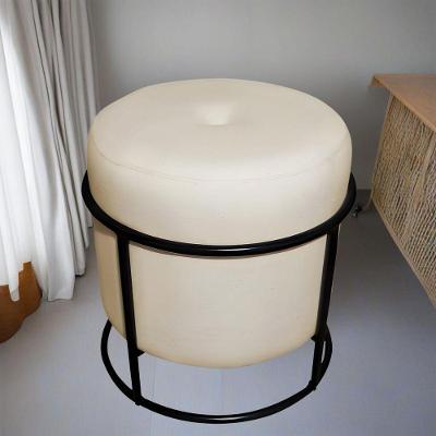 Puff Decorativo Redondo Para Sala Quarto Argola Pérola Bege Base Pés Preto