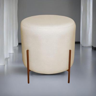 Puff Decorativo Redondo Para Sala Pés De Ferro Miami Bege Base Pés Bronze