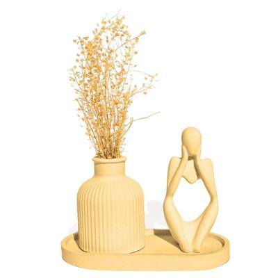 Kit 3 Peças Decoração Estátua Pensadora Garrafa Listrada E Bandeja Amarelo