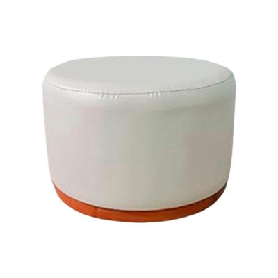 Puff Redondo Ipanema Couro Pérola Com Base Em Madeira