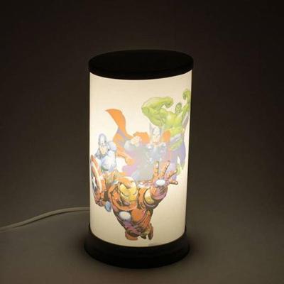 Iluminação Poderosa: Luminária De Mesa Dos Super Heróis Marvel Na Elegante Versão Branca