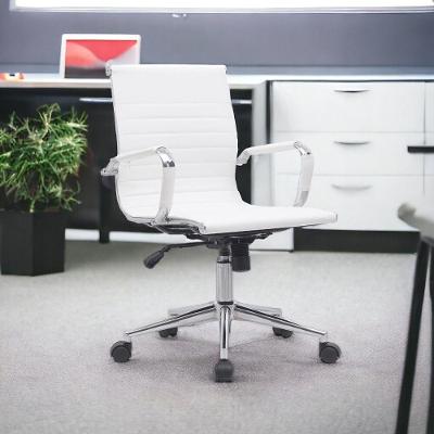 Cadeira De Escritório Elegante Em Couro Branco Com Braços Cromados Para Ambientes Modernos