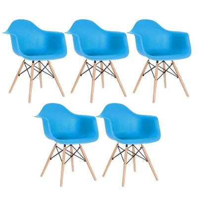 Kit 5 Cadeiras Charles Eames Eiffel Daw Com Braços E Pés De Madeira Clara Azul Céu