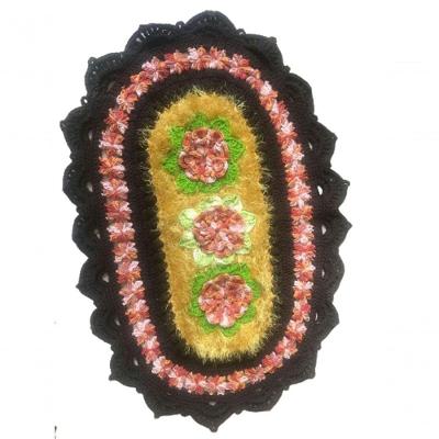 Tapete De Crochê Artesanal Preto E Amarelo Com Flor.