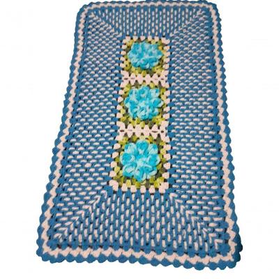 Tapete De Crochê Artesanal Azul Com Flor.