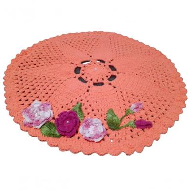 Tapete Vermelho Com Flor De Crochê Artesanal.