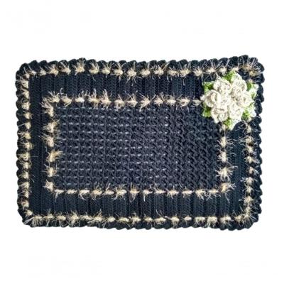 Tapete Preto Com Flor Branca De Crochê Artesanal.
