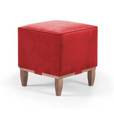 Puff Decorativo Quadrado Pés Em Madeira Cor Vermelho