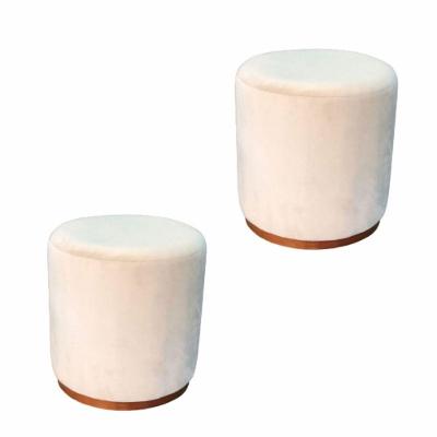 Kit 2 Puff Barcelona Decorativo Com Veludo Marfim E Base Madeira