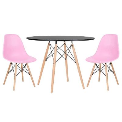 Mesa Redonda Eames 100cm Preto + 2 Cadeiras Rosa Claro