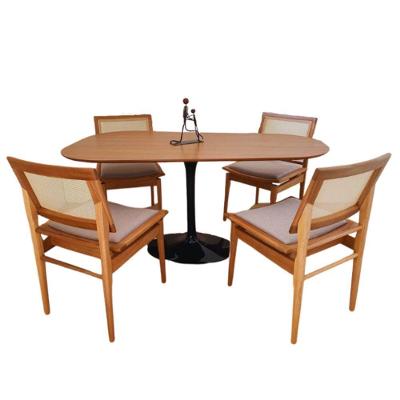 Saarinen Organica Oval Preta 180x100 Em Freijo